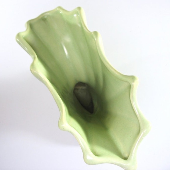 Cornucopia Vase, Mid-Century, Light Green Spatter - Picture 6 of 8